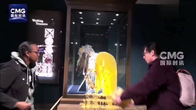 果然视频·看天下|英王冠展柜遭抗议者污损