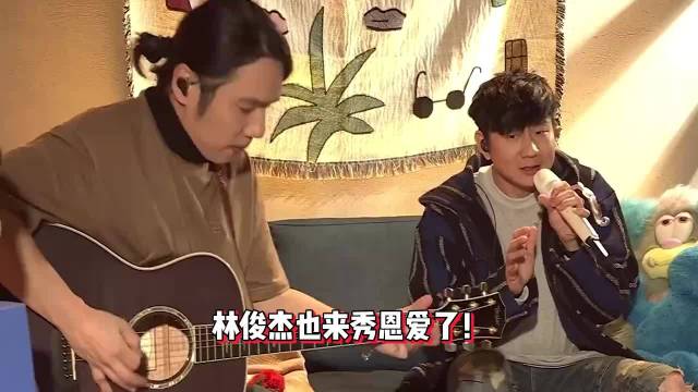 林俊杰七七巴黎机场同框，推两大箱行李无随行，路人偷拍仅苦笑回应