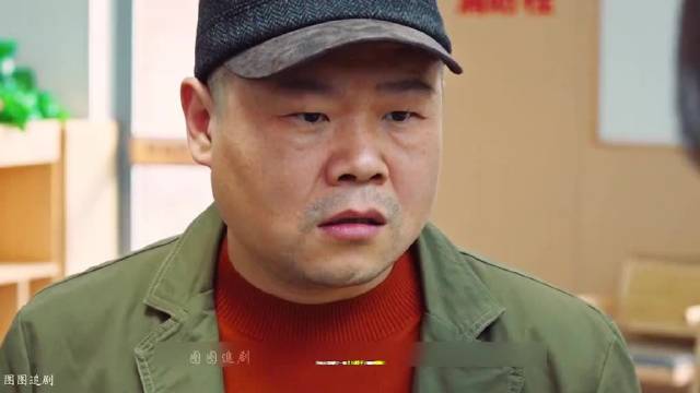 白朗只是看了一眼女人脖子上戴的项链，认出了她是抢劫犯的妻子