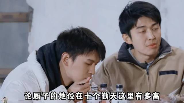 论厨子的地位在十个勤天这里有多高，那就是别管战况究竟有多激烈 谁也不能碰战场的炊事员赵小童 童七七 种地吧 十个