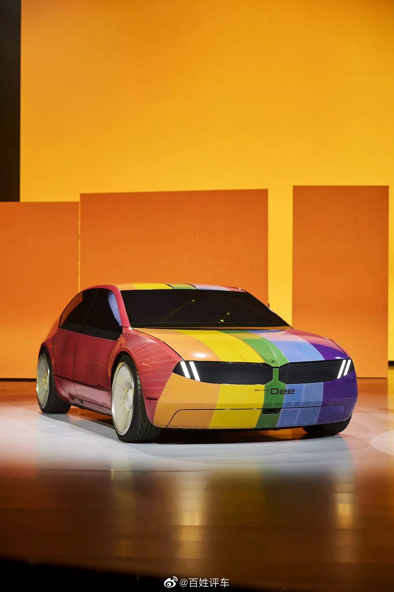 宝马变色的i Vision Dee概念车穿越彩虹般的涂装方案……