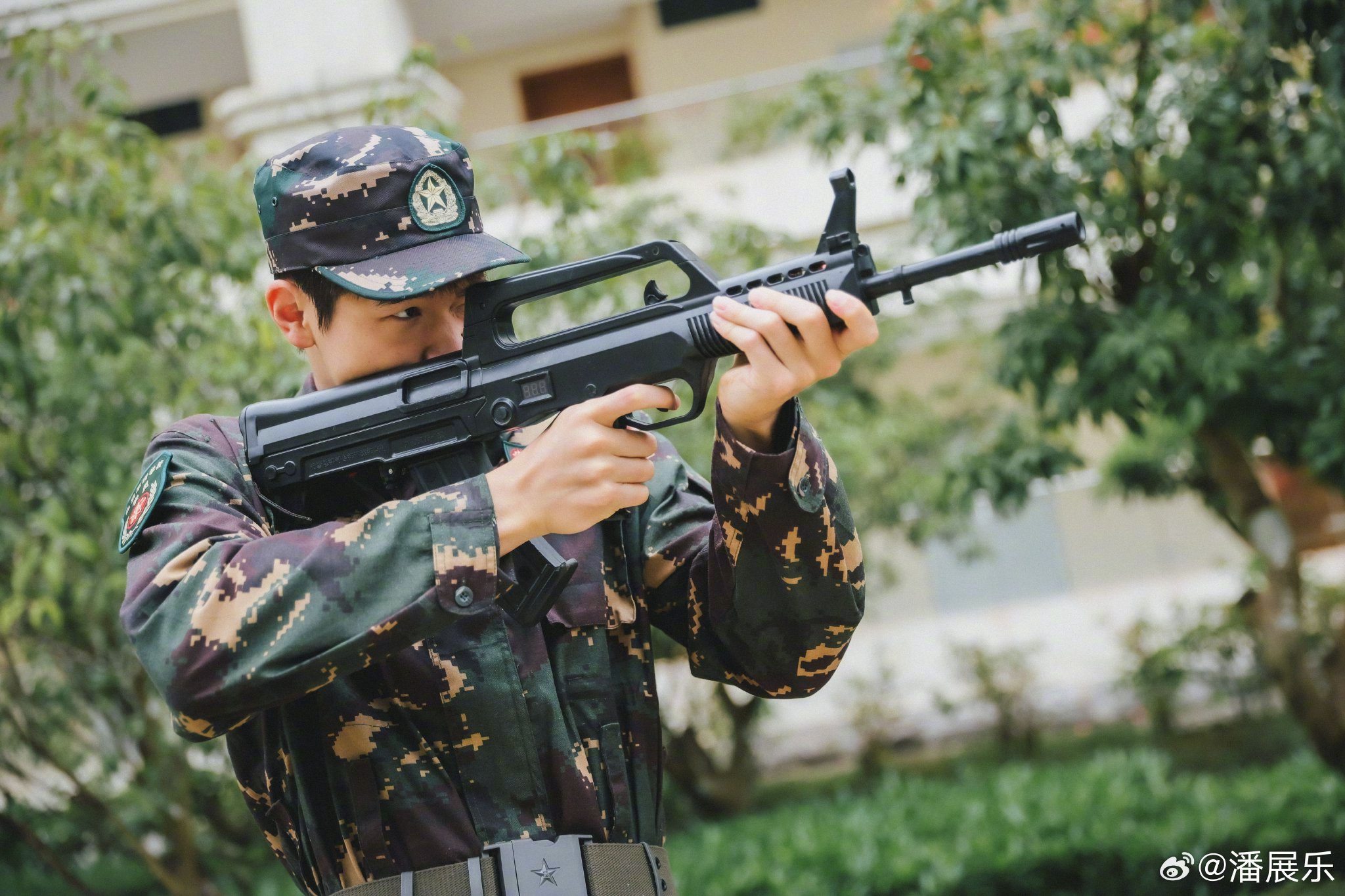 潘展乐12月22日在微博晒出军训照片，英姿飒爽！军姿挺拔！