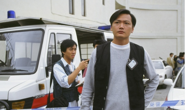 陶大宇大热天在街头派饭盒给老人家 热到汗都把白色外套变透明