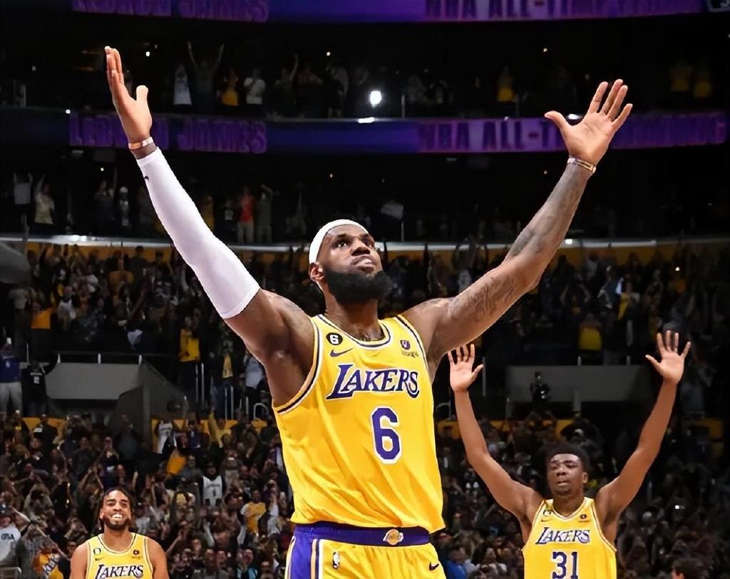 NBA战报詹姆斯末节发威砍下38分仍无缘胜利 快船双星合砍60分击退雄鹿迎五连胜