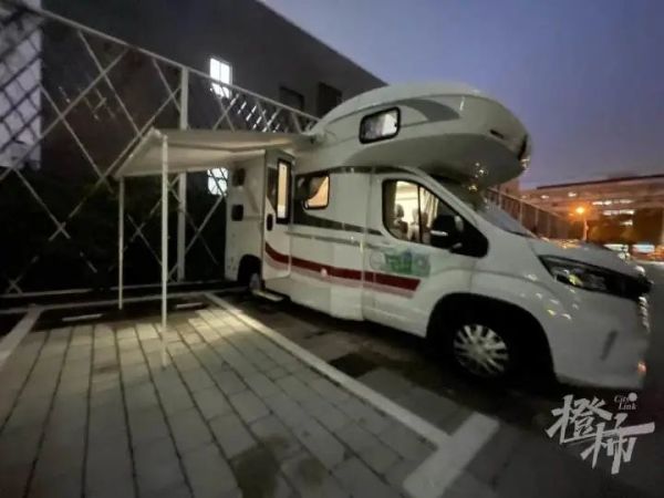 马斯克点赞过的那个上海小伙,又火了!小区因疫情封控,他租了辆房车过夜,每天上下班就纠结一个问题……休闲区蓝鸢梦想 - Www.slyday.coM 马斯克点赞过的那个上海小伙,又火了!小区因疫情封控,他租了辆房车过夜,每天上下班就纠结一个问题……休闲区蓝鸢梦想 - Www.slyday.coM