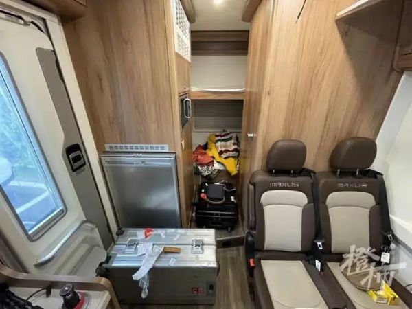 马斯克点赞过的那个上海小伙,又火了!小区因疫情封控,他租了辆房车过夜,每天上下班就纠结一个问题……休闲区蓝鸢梦想 - Www.slyday.coM 马斯克点赞过的那个上海小伙,又火了!小区因疫情封控,他租了辆房车过夜,每天上下班就纠结一个问题……休闲区蓝鸢梦想 - Www.slyday.coM