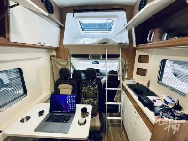 马斯克点赞过的那个上海小伙,又火了!小区因疫情封控,他租了辆房车过夜,每天上下班就纠结一个问题……休闲区蓝鸢梦想 - Www.slyday.coM 马斯克点赞过的那个上海小伙,又火了!小区因疫情封控,他租了辆房车过夜,每天上下班就纠结一个问题……休闲区蓝鸢梦想 - Www.slyday.coM