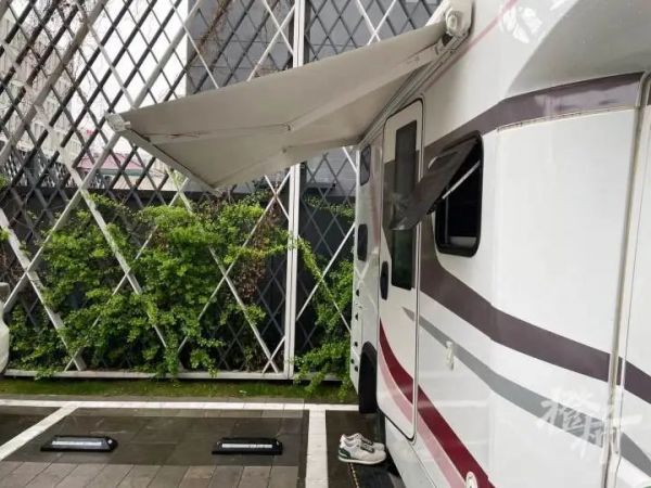 马斯克点赞过的那个上海小伙,又火了!小区因疫情封控,他租了辆房车过夜,每天上下班就纠结一个问题……休闲区蓝鸢梦想 - Www.slyday.coM 马斯克点赞过的那个上海小伙,又火了!小区因疫情封控,他租了辆房车过夜,每天上下班就纠结一个问题……休闲区蓝鸢梦想 - Www.slyday.coM