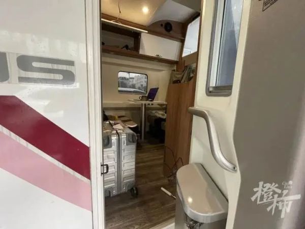 马斯克点赞过的那个上海小伙,又火了!小区因疫情封控,他租了辆房车过夜,每天上下班就纠结一个问题……休闲区蓝鸢梦想 - Www.slyday.coM 马斯克点赞过的那个上海小伙,又火了!小区因疫情封控,他租了辆房车过夜,每天上下班就纠结一个问题……休闲区蓝鸢梦想 - Www.slyday.coM