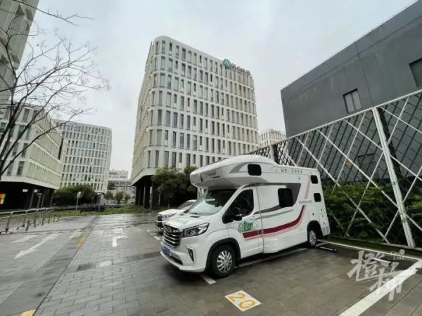 马斯克点赞过的那个上海小伙,又火了!小区因疫情封控,他租了辆房车过夜,每天上下班就纠结一个问题……休闲区蓝鸢梦想 - Www.slyday.coM 马斯克点赞过的那个上海小伙,又火了!小区因疫情封控,他租了辆房车过夜,每天上下班就纠结一个问题……休闲区蓝鸢梦想 - Www.slyday.coM