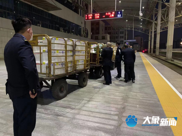 近2吨蔬菜“奔赴”上海,郑州车站全力组织运输驰援上海抗疫休闲区蓝鸢梦想 - Www.slyday.coM 近2吨蔬菜“奔赴”上海,郑州车站全力组织运输驰援上海抗疫休闲区蓝鸢梦想 - Www.slyday.coM