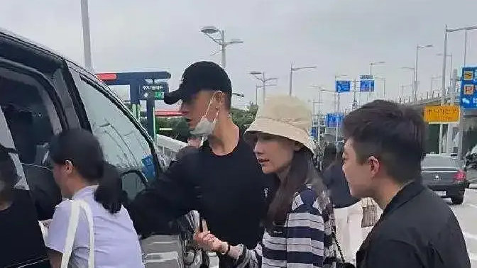 任重孙骁骁带女儿首尔度假，全程宠爱小公主，父女甜蜜互动惹人羡