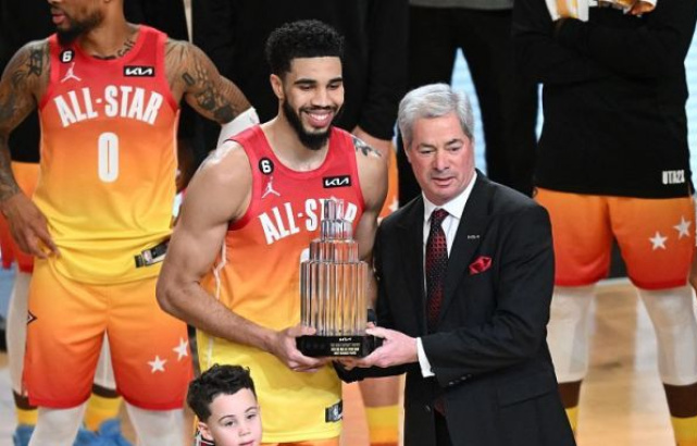 浓眉与塔图姆的巅峰对决：谁才是新时代大前锋的真正领袖