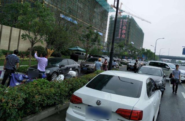 路边停车位爆满咋停车不被罚?老司机有经验:这样做罚单找不上你