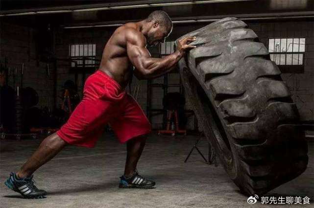 詹姆斯推轮胎，易建联推轮胎，周琦推轮胎，没有对比就没有尴尬