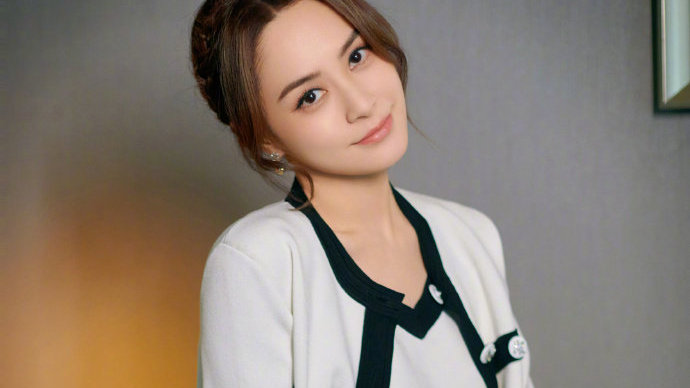 钟欣潼小香风写真曝光，黑白look诠释别样风采