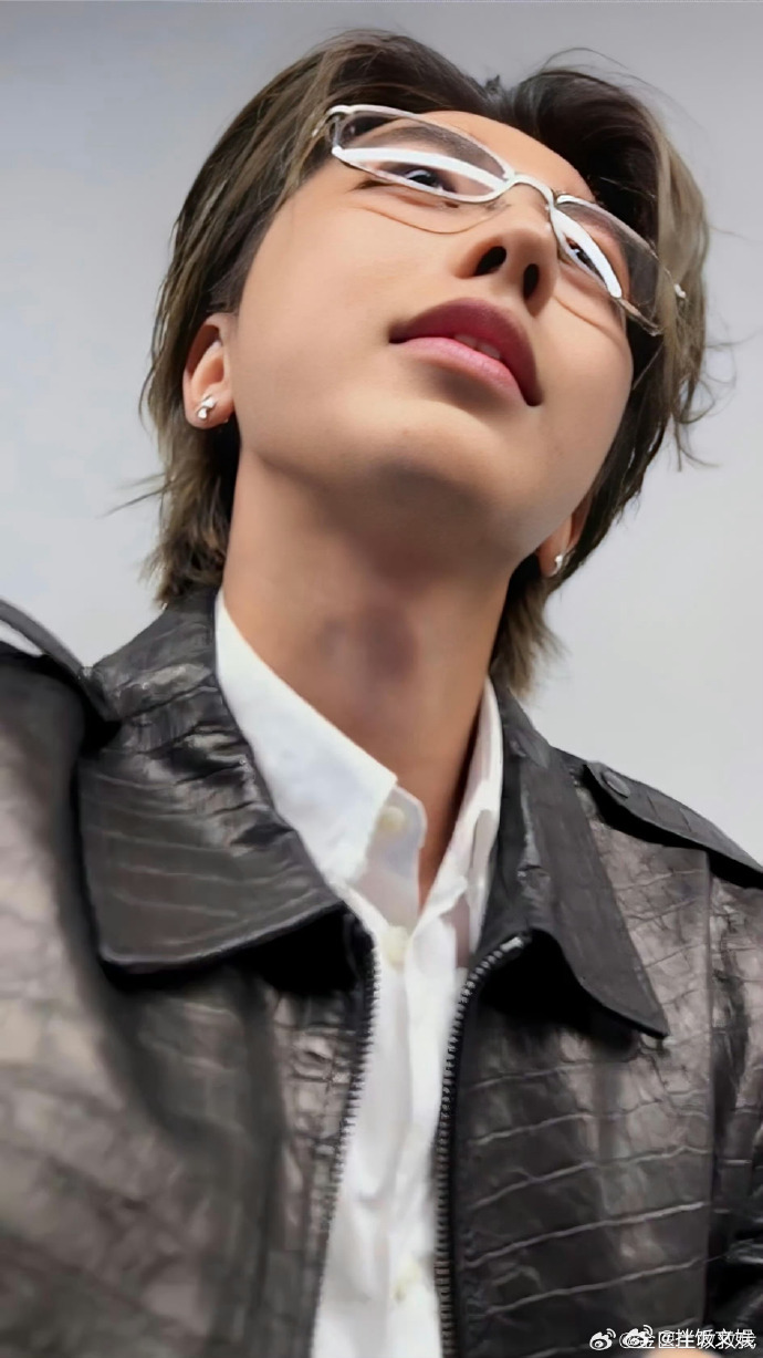 蔡徐坤扫楼男粉热情互动，近距离体验引热议