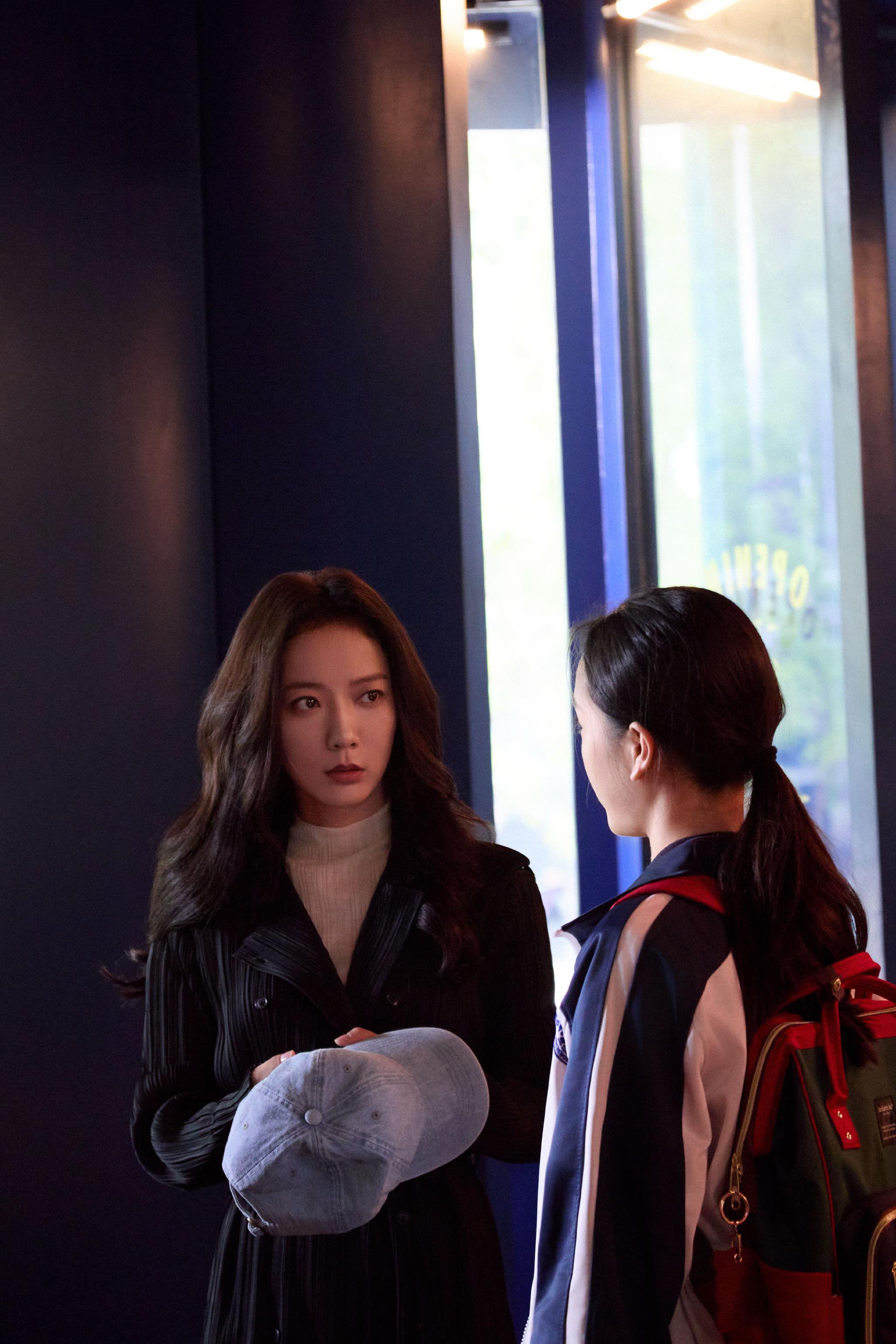 王珞丹新剧演绎暗恋者救赎，俞笑黑暗中重拾勇气