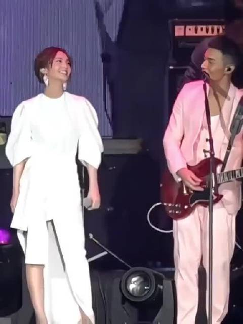 李荣浩是多么喜欢杨丞琳，才能写出这么温柔的歌！“刚才吻了你一下你也喜欢对吗”杨丞琳 李荣浩 慢慢喜欢你 李荣浩演