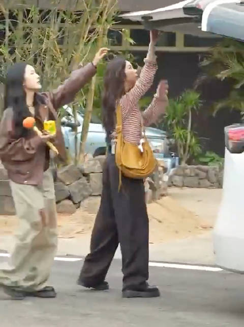 沈月谭松韵造型神同步动作萌翻网友