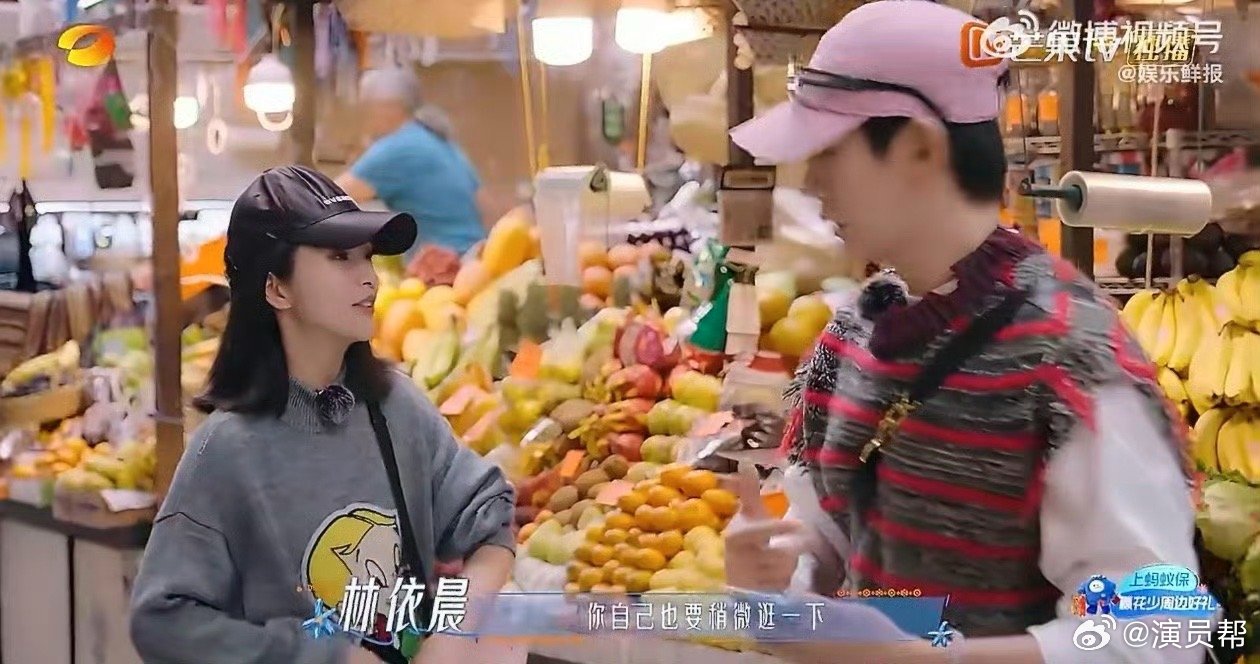 名场面来了！邓为左眼盯林依晨右眼盯吴君如，两边都要照顾到，边牧塑彻底立稳