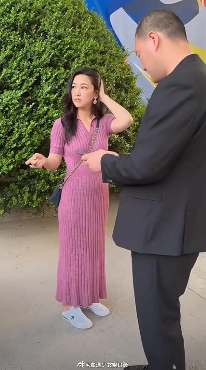 朱珠被偶遇生图曝光，五五分身材显小肚子