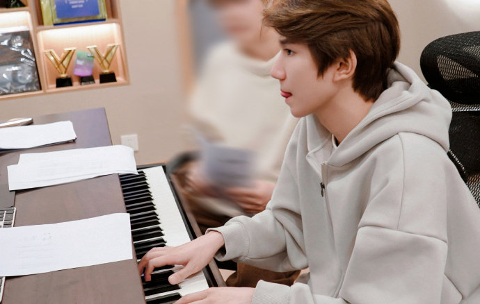 王源晒健身照，练琴健身并行迎新年