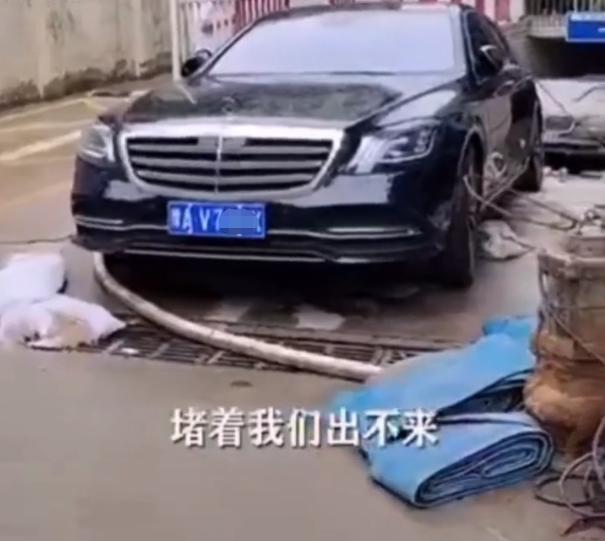 郑州奔驰车主为保护爱车停最高位置 堵住车库出口 致其它车辆被淹休闲区蓝鸢梦想 - Www.slyday.coM 郑州奔驰车主为保护爱车停最高位置 堵住车库出口 致其它车辆被淹休闲区蓝鸢梦想 - Www.slyday.coM
