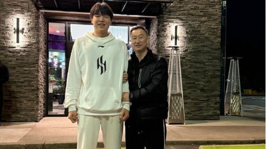 刘维伟回国寄语杨瀚森：未来之路不会顺利每天都要进步 获赠签名球衣