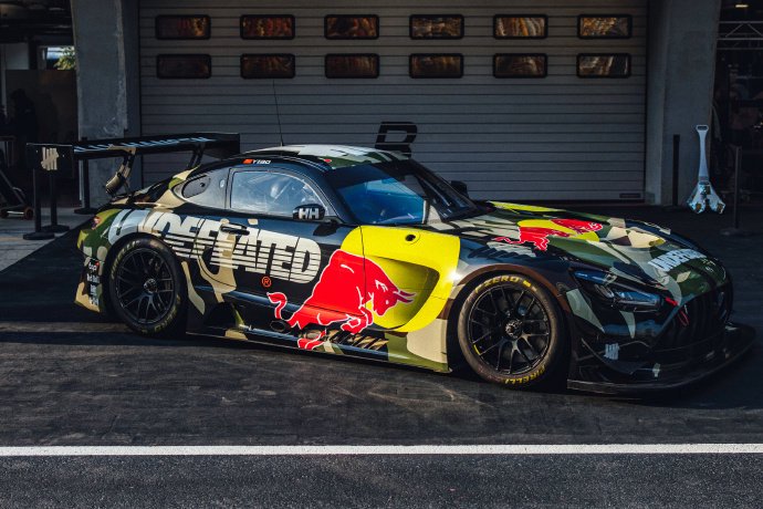 85号赛车手王一博四月赛场开跑