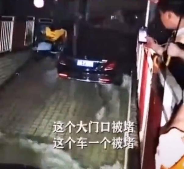 郑州奔驰车主为保护爱车停最高位置 堵住车库出口 致其它车辆被淹休闲区蓝鸢梦想 - Www.slyday.coM 郑州奔驰车主为保护爱车停最高位置 堵住车库出口 致其它车辆被淹休闲区蓝鸢梦想 - Www.slyday.coM