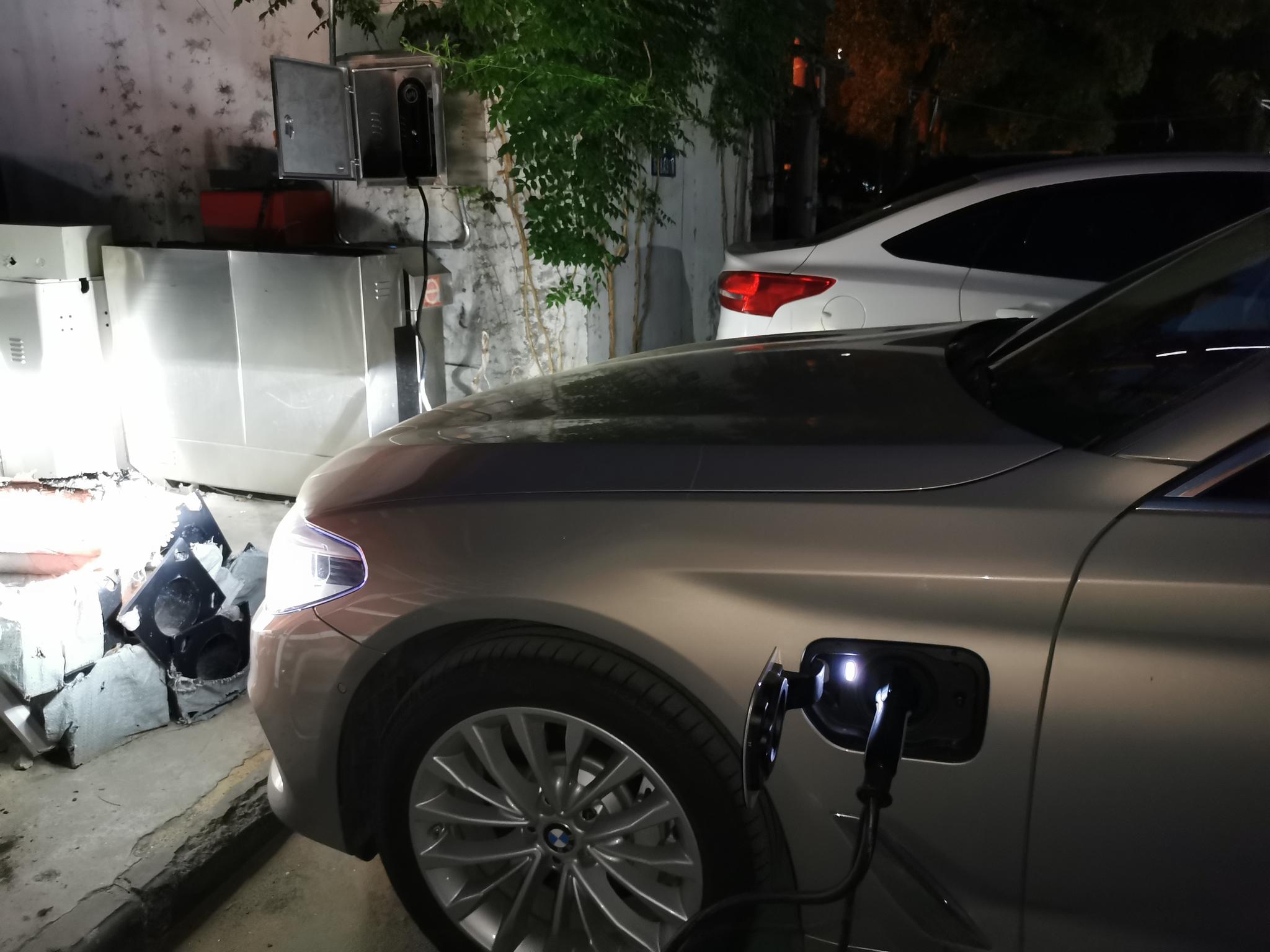 昨天拿到这台宝马530Le，下班回家就用我的充电桩给它充电