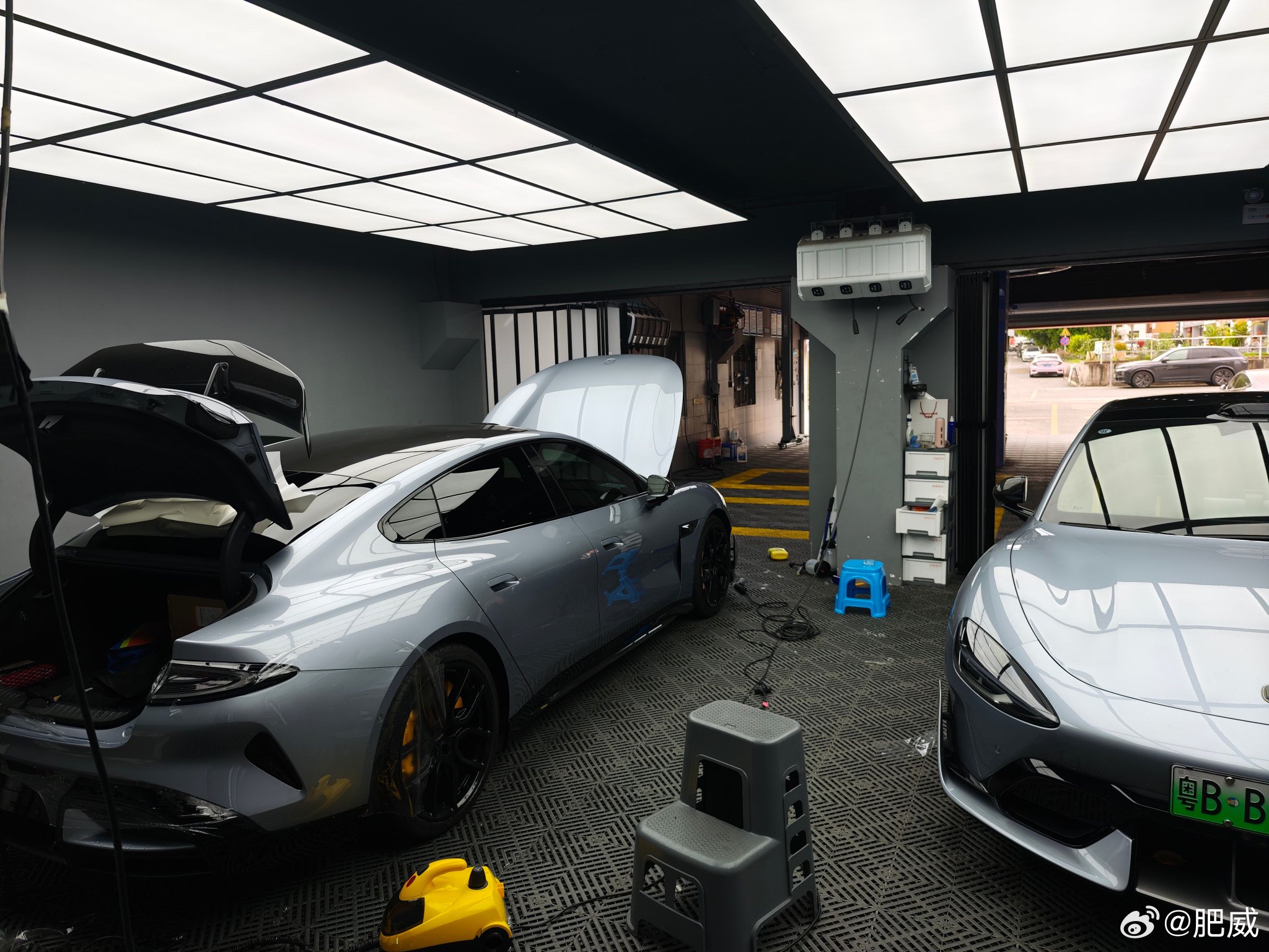 过来复检车衣，正好旁边有一台同款太空银在贴，我的是玻璃顶+高性能胎…