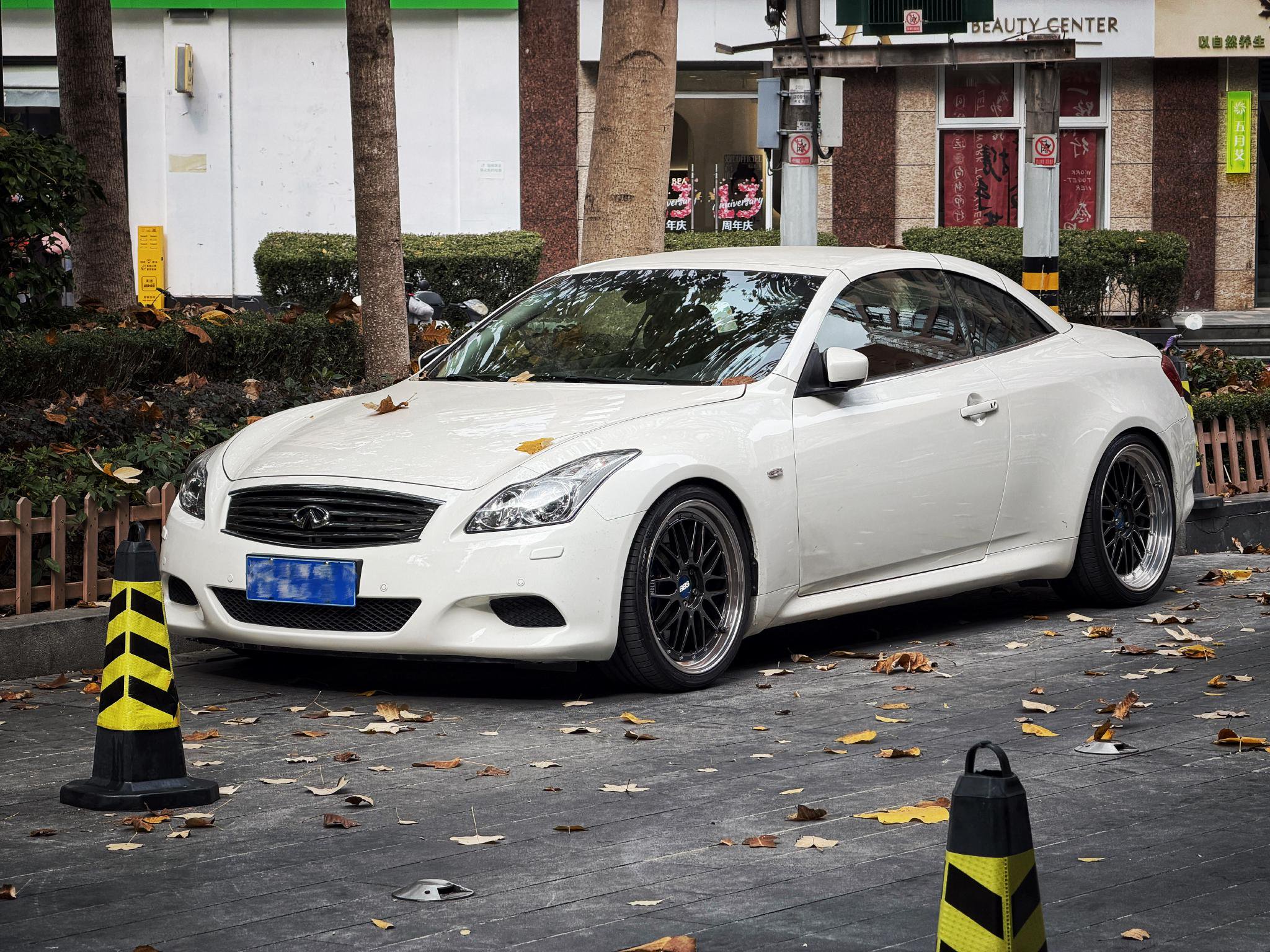 上海街头现英菲尼迪G37硬顶敞篷版