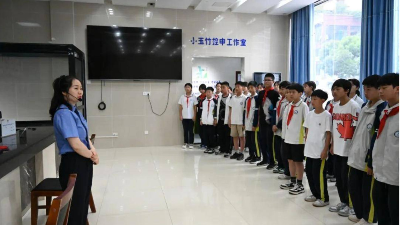 客车变道相撞轿车！遵义消防紧急破拆救人