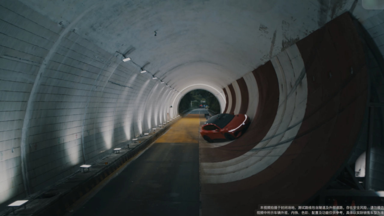 全球首次！岚图追光S成功挑战360°隧道大回环