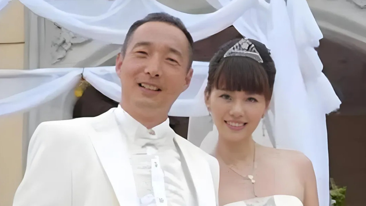 53岁李易祥近况曝光！与曾黎分手后娶韩国美女，如今婚姻生活很幸福