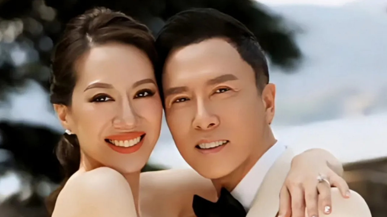 甄子丹老婆争议发文，夫妻评论区沦陷，62岁功夫巨星露面补救