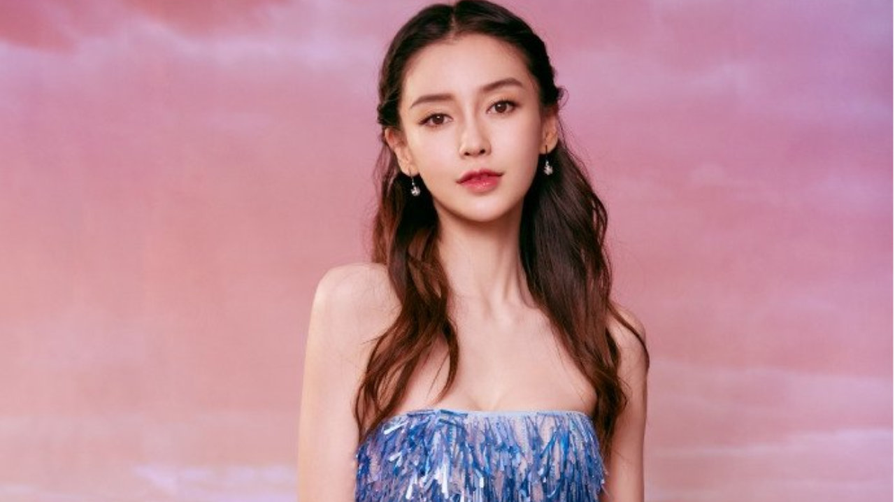 baby穿着一席冰蓝色抹胸礼服的baby化身冰美人鱼，惊艳中不失灵动。