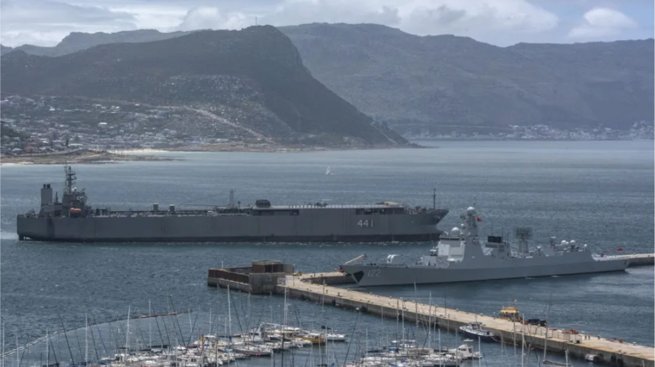 052D型122唐山舰，与441马克兰号直升机母舰，历史性罕见实现同框