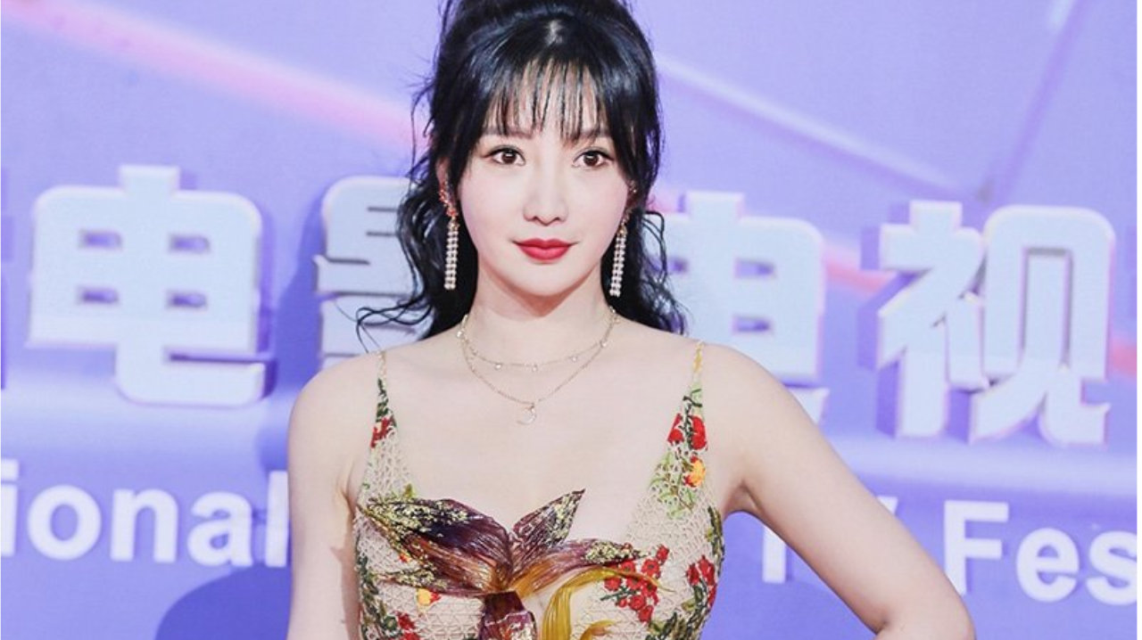 柳岩穿性感露背刺绣长裙亮相，雪肤嫩白身姿婀娜