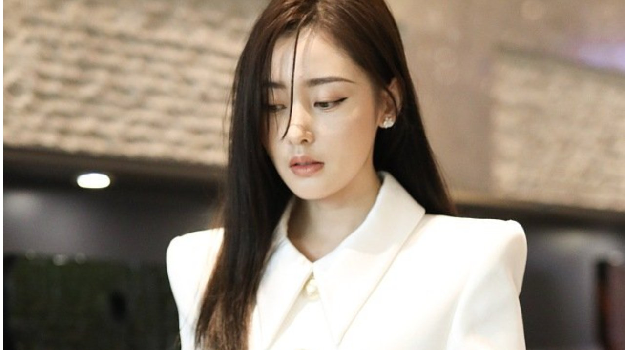 张天爱白色西装裙秀逆天长腿 刘海随意垂下走高冷路线