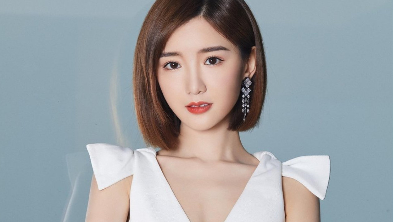 毛晓彤白色深V连体裤干练十足 气场全开满满女神范