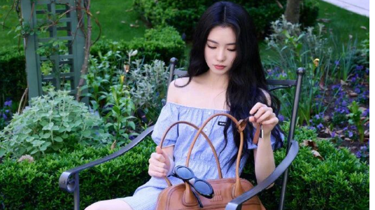 刘浩存 Miu Miu 造型：蓝调清风里，是不疾不徐的 Miu 系少女感