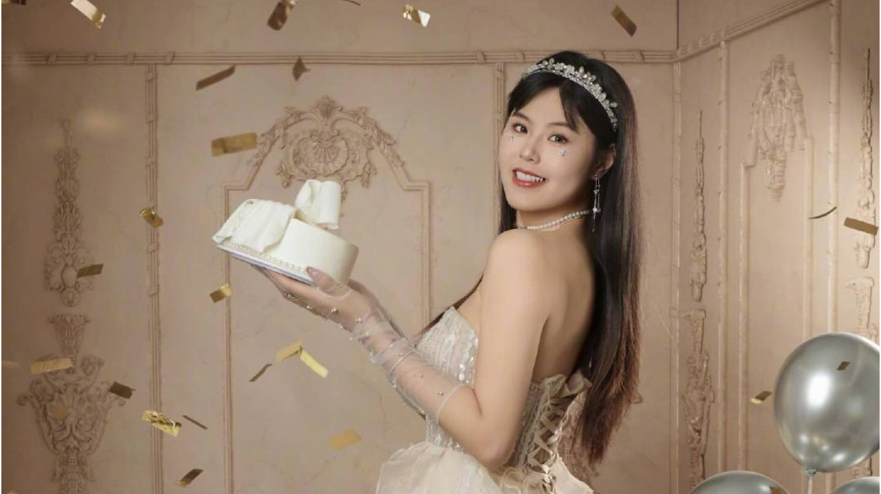 美如公主！李月汝晒27岁生日照：穿露肩纱裙真美，飞翼队社媒大赞