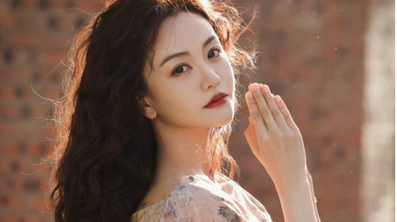 杨蓉碎花裙户外随拍，柔光里尽显从容氛围感