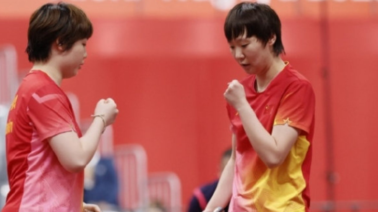 双曼组合强势封王!王曼昱/蒯曼4-0日本强敌,拿下名古屋亚运女双金牌 双曼组合强势封王!王曼昱/蒯曼4-0日本强敌,拿下名古屋亚运女双金牌