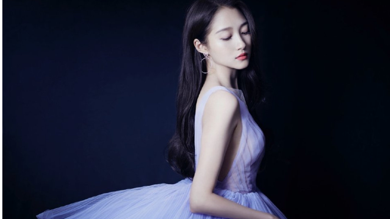 关晓彤身穿薰衣草紫纱裙大秀美腿，十分吸睛。