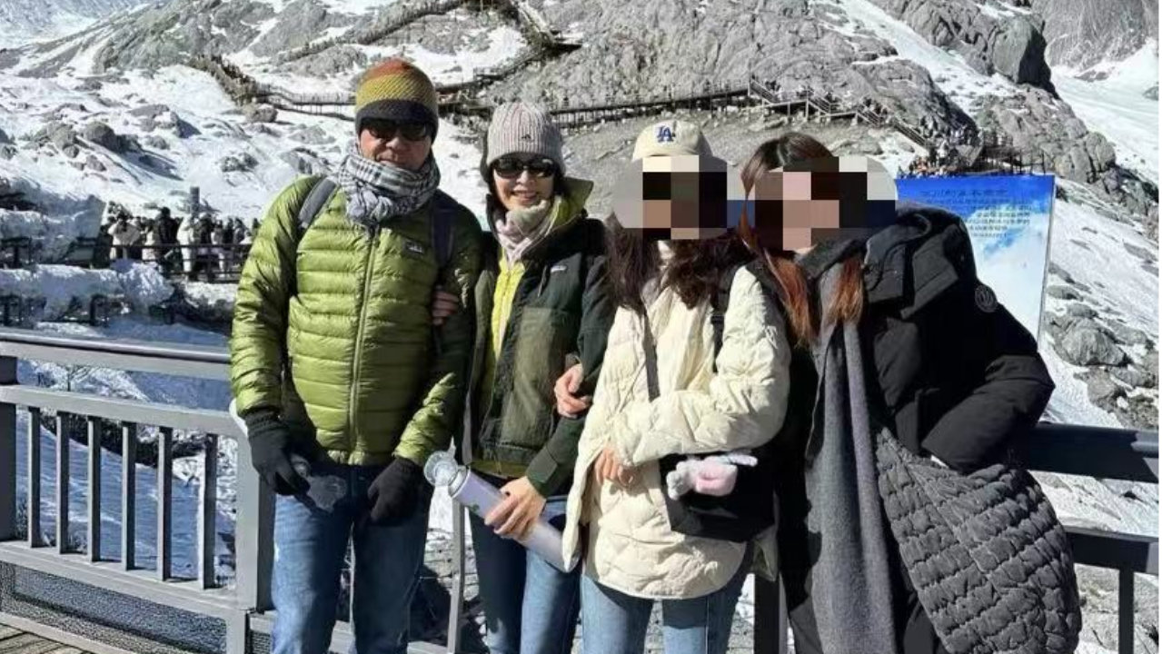 28年恩爱！刘青云郭蔼明云南旅行穿情侣装，网友惊呼太甜！