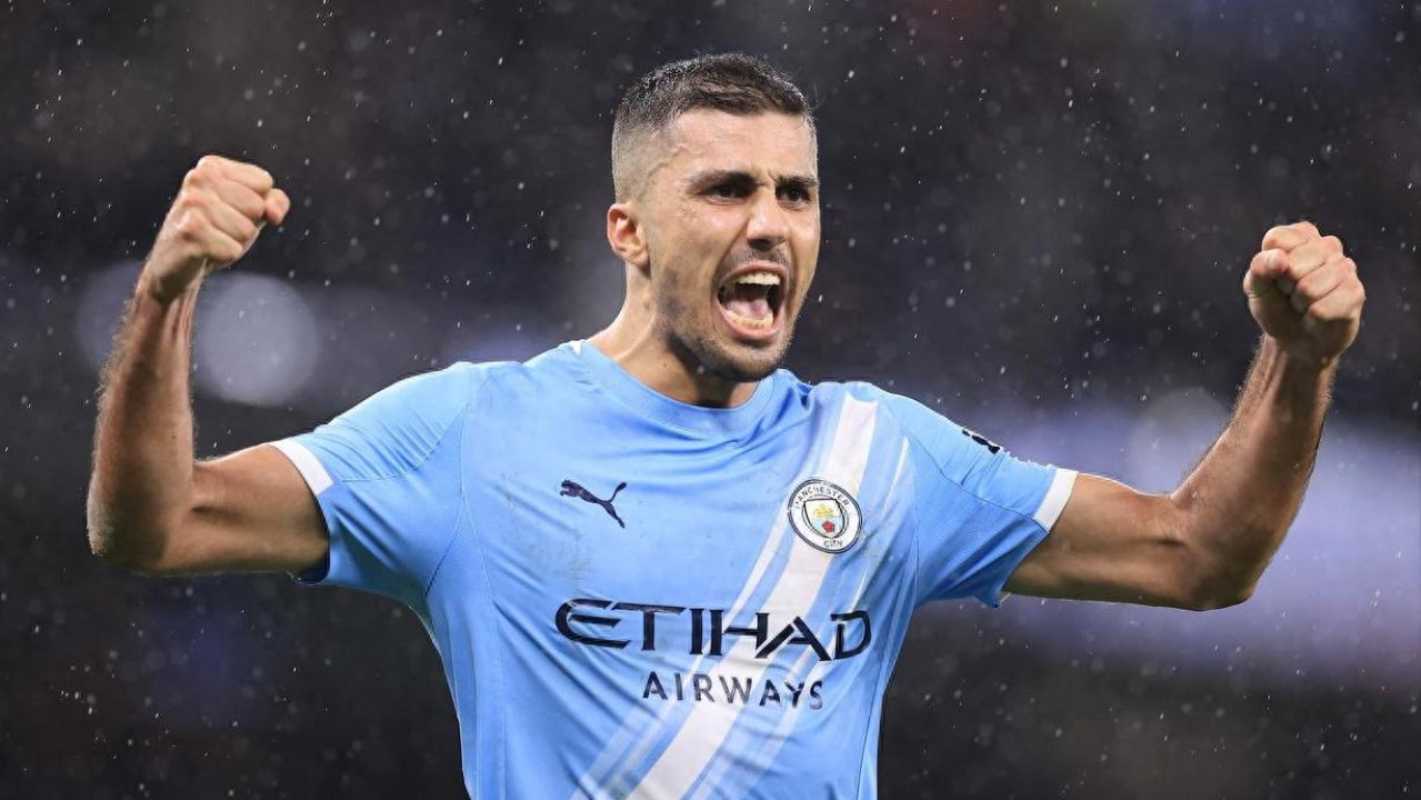 曼城金球奖后腰身价4连降 仅巅峰期一半 合同仅剩下1年